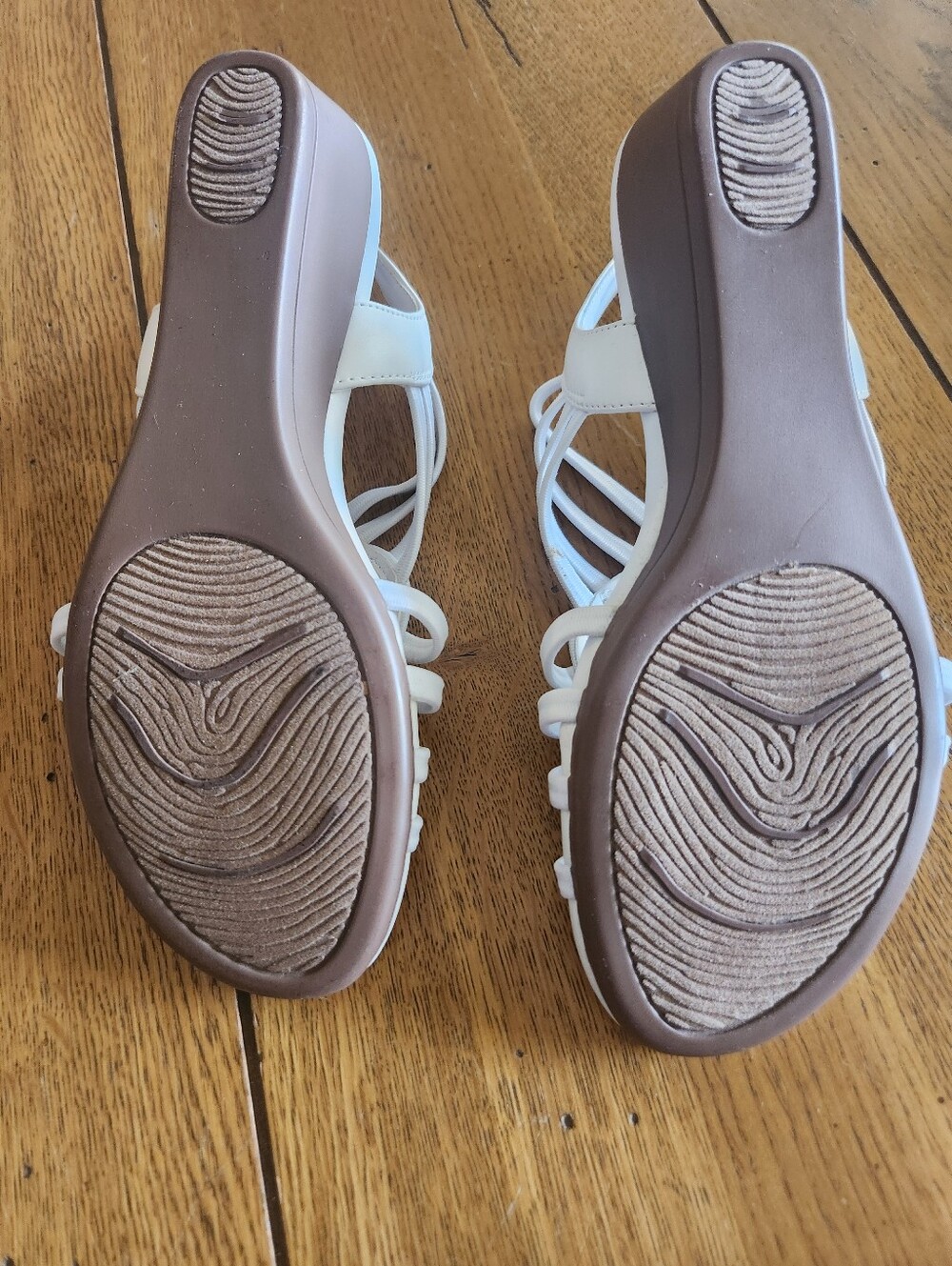Naturalizer White Stretchy, Wedge Sandals with 1 ½ inch heel, NWOB, Size 5 - Picture 4 of 8
